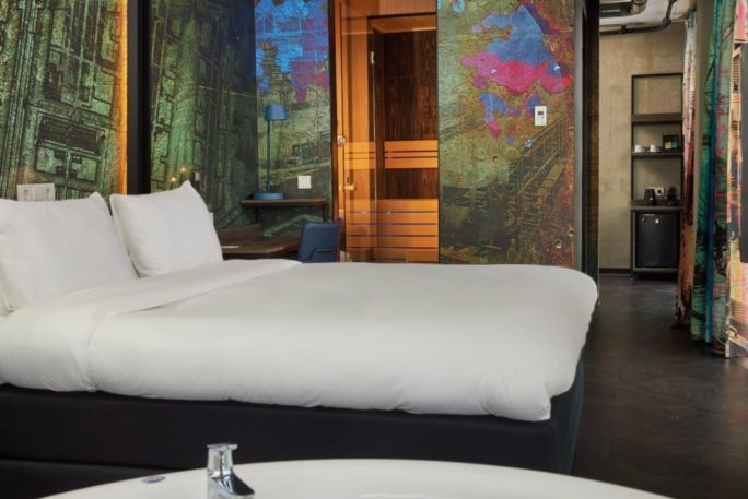 Inntel Hotels Amsterdam Landmark Wellness Suite whirlpool sauna en king size bed 1030x687
